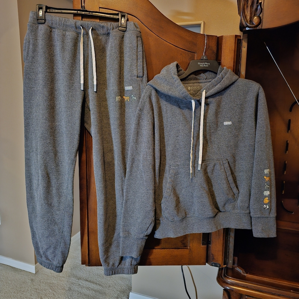 FIGS SAVE THE ANIMALS JOGGER SET.